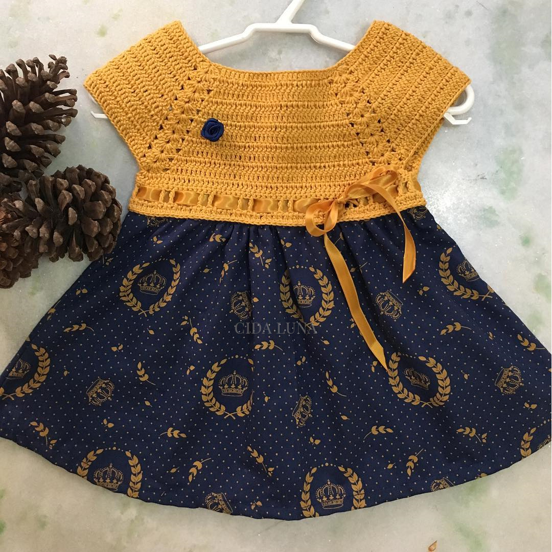 Corte e Costura Vestido para Bebê com pala de croche e saia de tecido.